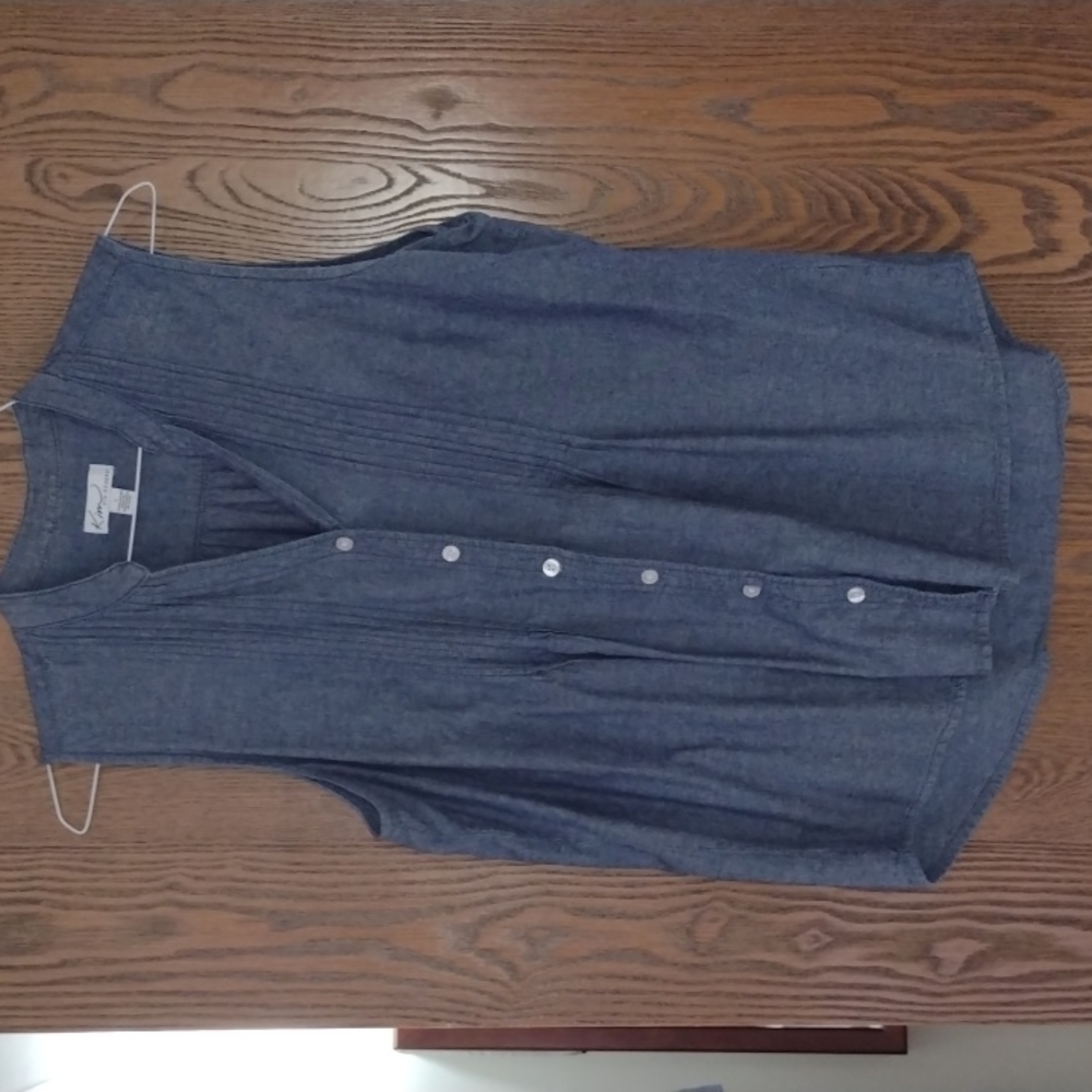 Size Large sleeveless button down top